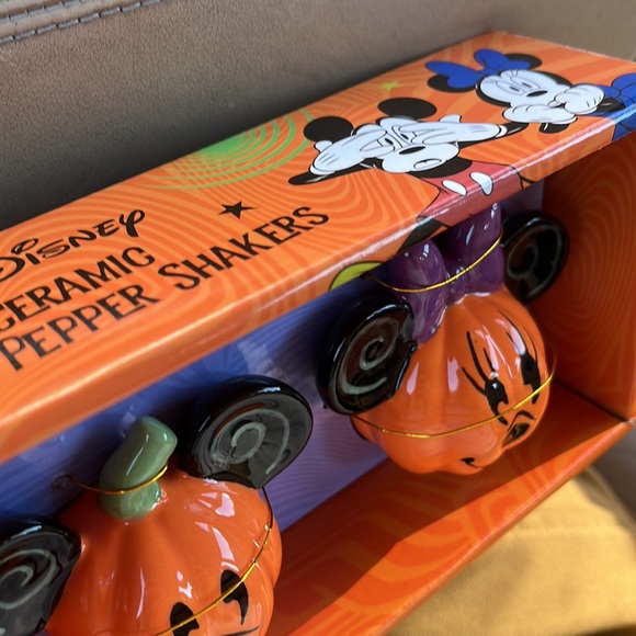Disney ceramic salt & pepper shakers - Picture 4 of 8